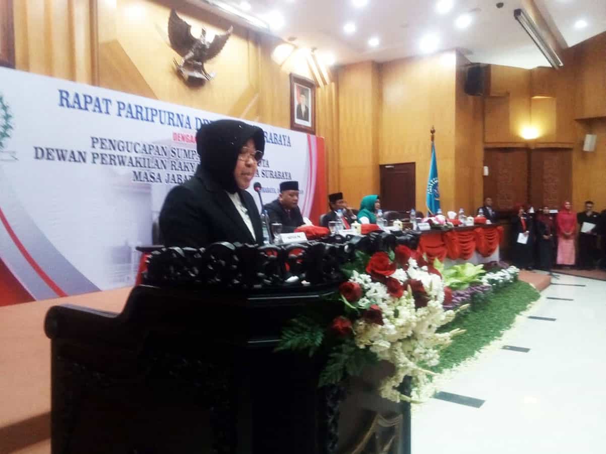 Wali kota Surabaya Tri Rismaharini membacakan sambutan tertulis Gubernur Jatim Khofifah Indar Parawansa.