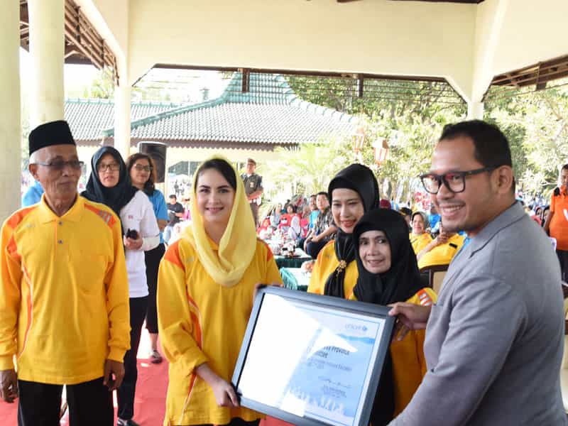 UNICEF memberikan penghargaan kepada Arumi bachsin sebagai pionir bunda pendidikan inklusif diserahkan Ari Rukmantara selaku Perwakilan UNICEF Wilayah Jawa.