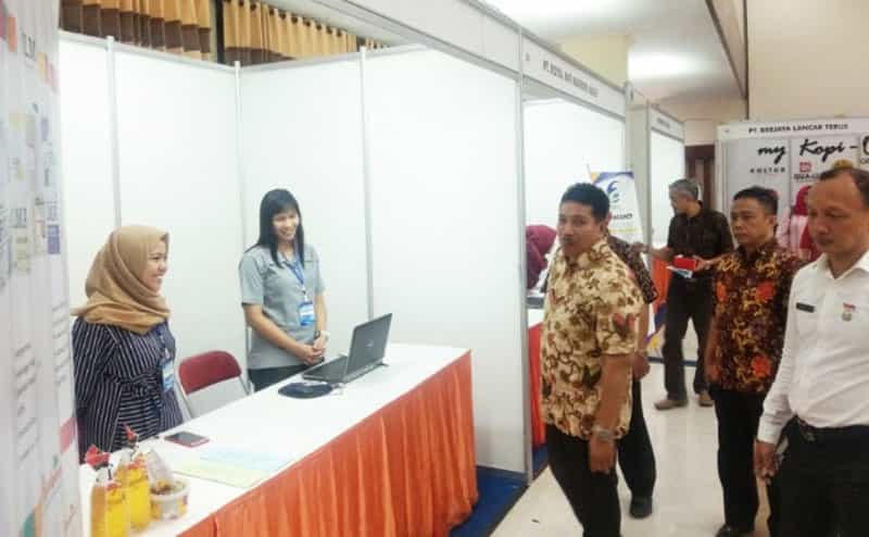Asisten Perekonomian dan Pembangunan Sektretariat kota Surabaya M. Taswin saat meninjau stand perusahaan penyedia lowongan kerja, Rabu (21/8/2019)